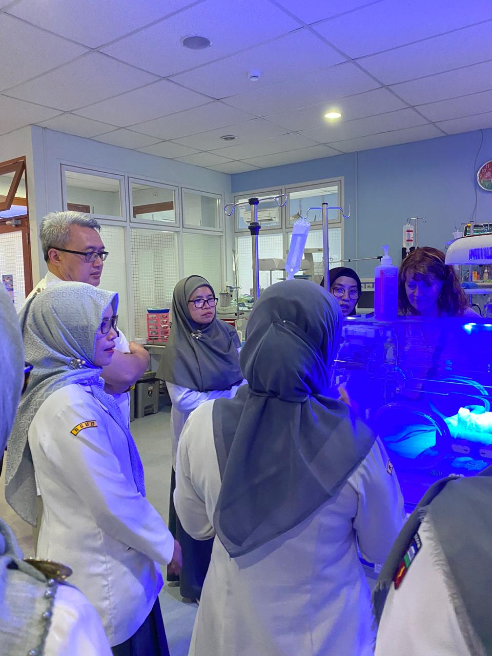 Dr Erin in NICU surrounded by Infant Feeding Specialists
